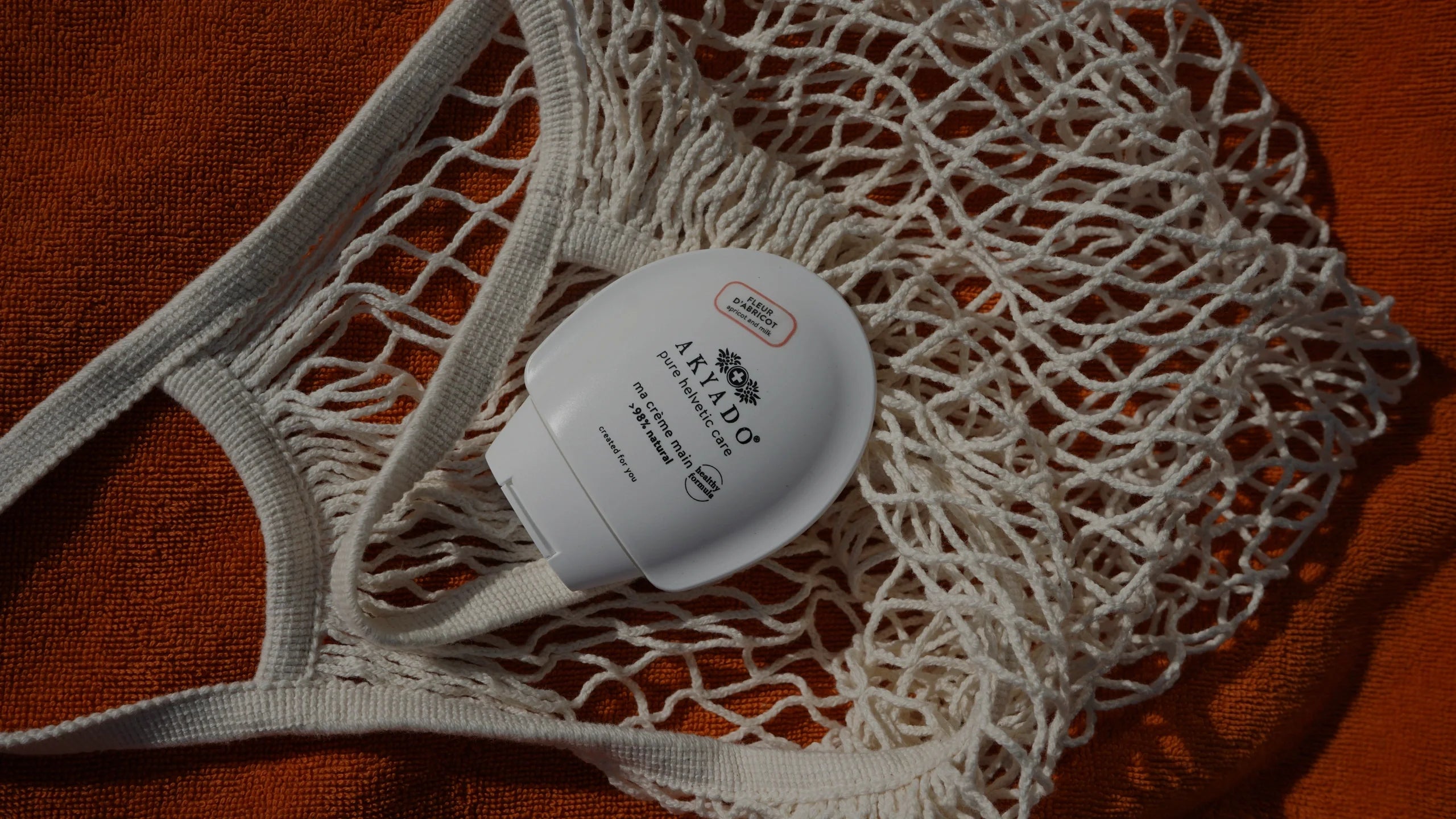 La douceur de la belle saison au creux de tes mains avec Akyado Swiss Skincare..