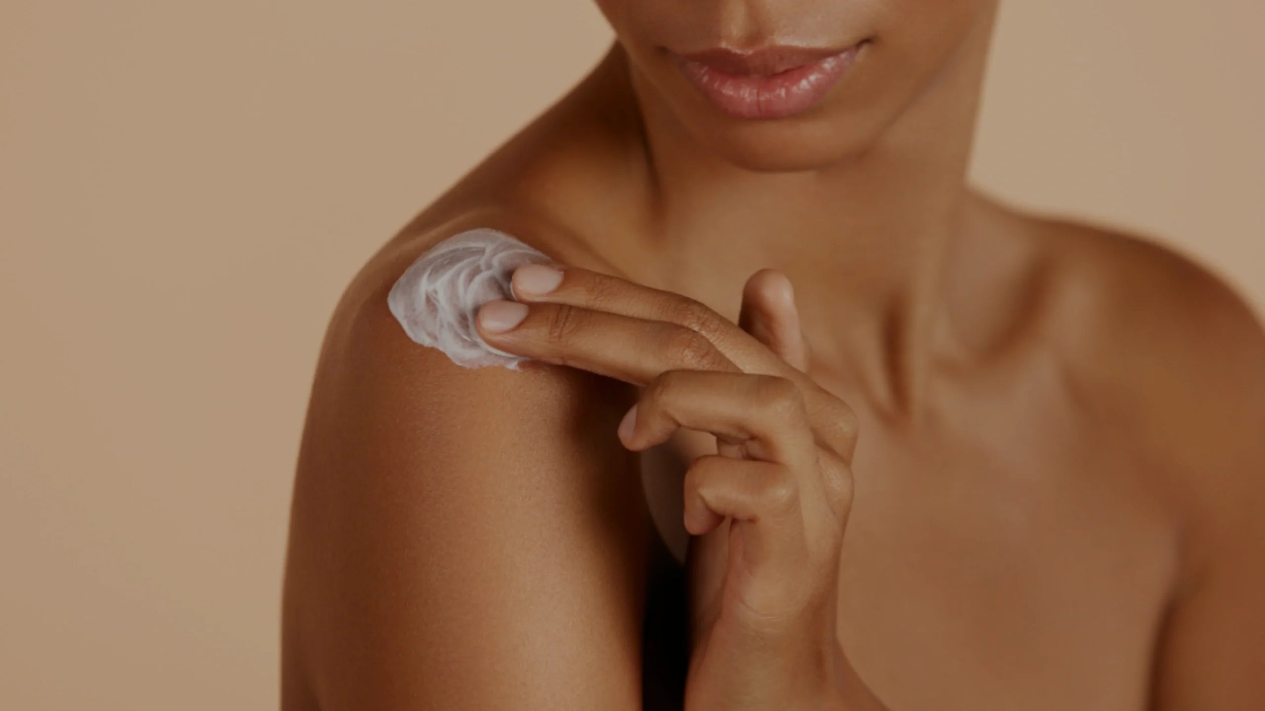 Découvre des soins corps pensés pour hydrater, sublimer et prendre soin de ta peau au quotidien.