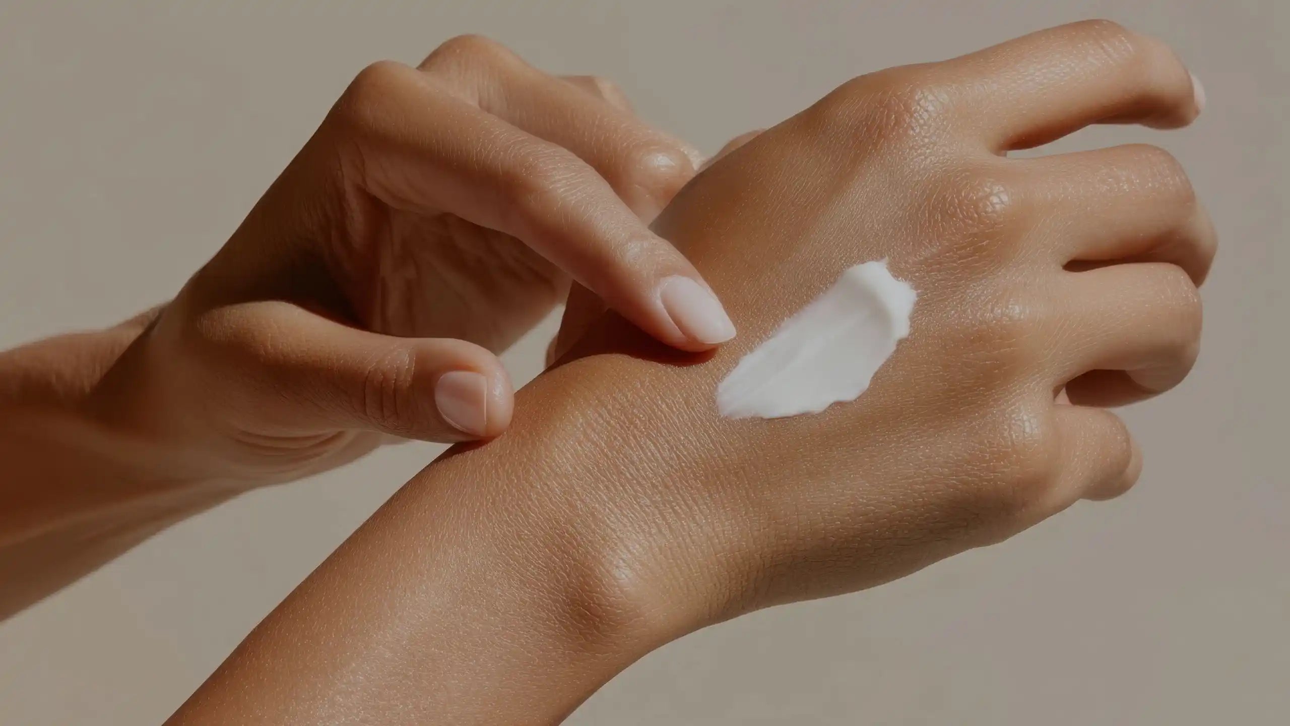 Offre à ta peau l’excellence  des soins Akyado Swiss Skincare.